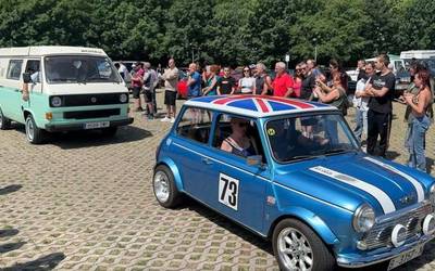 Ibilgailu klasikoen motor hotsak ozen entzun dira Arruena parkean