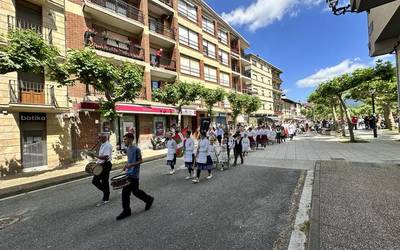 Asteburua euskal festari emanda
