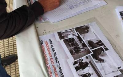 Etxape Zentro Sozialistaren aldeko sinadura bilketa abiatu dute