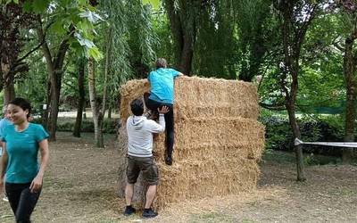 Lokatzetan egin diete aurre oztopoei adin ezberdinetako ehunka espartarrek Artziniegan