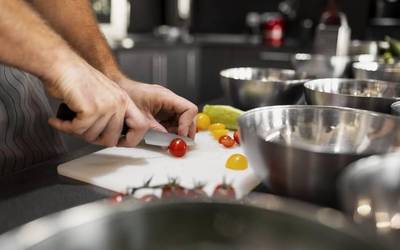 Etxalarko eskolan sukaldari bila ari dira