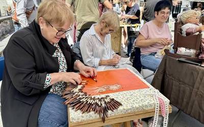 [ARGAZKIAK] Hemeretzi artisau eta eskulangilek jarri dute postua Leitzako azokan