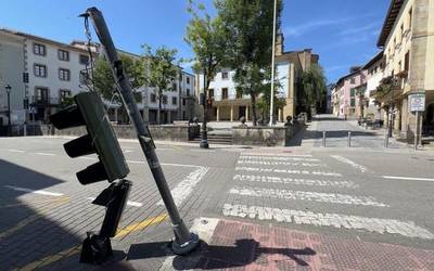 Plaza barreneko semaforoa apurtuta dago domeka goizaldetik