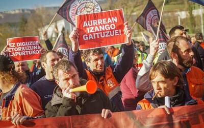 Tubos Reunidoseko langileen garaipentzat jo du LABek EEEa, altzairutegiaren itxiera eta logistika kanporatzea bertan behera geratu izana