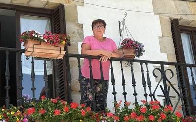 "Loreek alaitasuna ematen diote etxe bati. Balkoia hutsik ikustea pena litzateke"