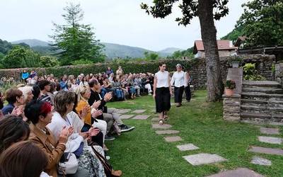 [ARGAZKIAK] Moda desfile dotorea egin dute Iturengo Tresanean