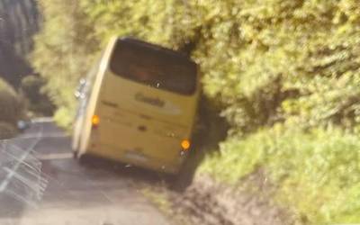 Etxaurren Ikastolako umeak garraiatzen dituen autobusetako batek istripua izan du gaur eta Udalek A-3641 errepidea behingoz konpontzea exijitu dute