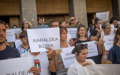 Laudio Goikoako familiek salatu dute Hezkuntza Ordezkaritza kaosa sortzen ari dela, ildo bakoitzari proposamen ezberdina eginda