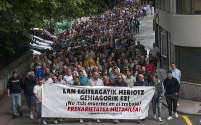 Ehunka lagunek salatu dute Laudion Vibrantz fabrikako lan heriotza