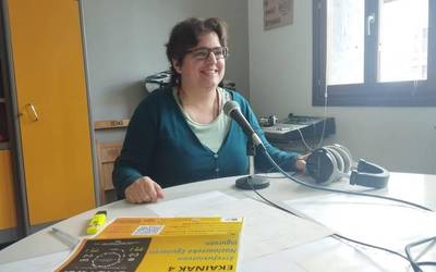 Kulturartekotasun teknikaria den Andrea Elia Jabatekin aritu gara Nazioarteko Errefuxiatuen Eguna ate joka dugun honetan