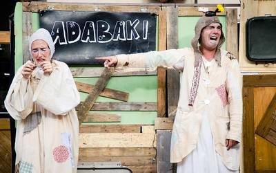 'Adabaki' kale antzerkia ikusteko aukera izanen dute igandean Leitzan
