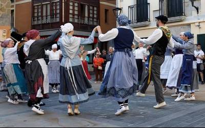 Euskal dantzek hartuko dute bihar, larunbatez, Debako Foruen plaza