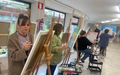 Udal pintura tailerreko kideen erakusketa kolektiboa ikusgai, Ezkurdi aretoan