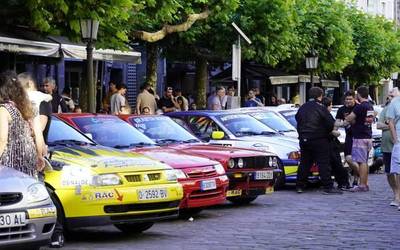 Goilurrak rallyrako motorrak berotu dituzte Azkoitiko kaleetan