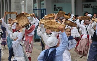 Zortzi dantza talde batuko dira, domekan, Arrasateko Haur Dantzarien Egunean