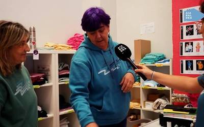 Araba Euskarazko dendako arropa probatzen