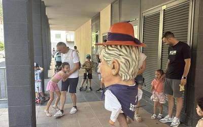 Erraldoien eta txistularien kalejira, San Antonio auzoko jaien azken egunean