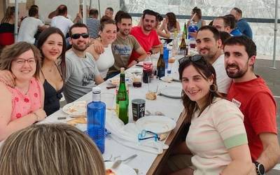 [ARGAZKIAK] Plaza Zaharrak Bizirik ekimenaren bueltan, giro ederra Urrozen