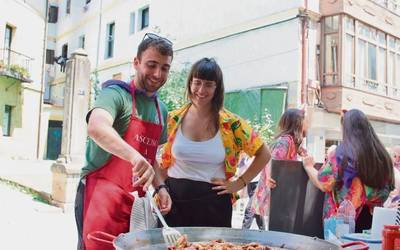 Jan-edanean, kantuan zein jolasean, mahai bueltan ere izango da festa
