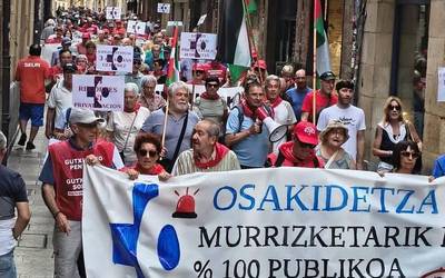 300 lagunetik gora batu dira Durangon osasun publikoaren aldeko manifestazioan