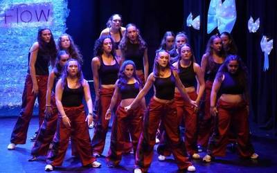Baztartxo osorik bete du Born to dance eskolako dantzarien ikasturte amaierako jaialdiak