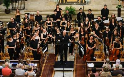 Doinu ezagunekin agurtu du denboraldia Bergarako Orkestra Sinfonikoak