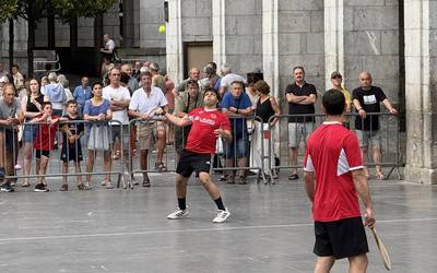 Plazan hasi eta Ikastolako frontoian amaitu zituzten pala txapelketako finalak