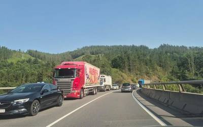 Bi autok istripua izan dute Oñatira bidean eta itxita dago errepidea