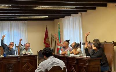 Orozkoko udalbatzak 1976ko Alkateen Mugimendua oroitu du Euskal Herriko eskubide historikoak gogora ekartzeko