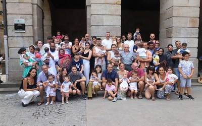 Ongietorria egin diete jaioberriei Eskoriatzan, sanpedroak hasi aurretik