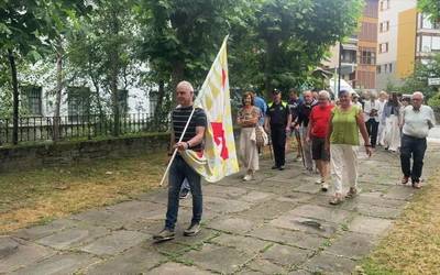 Txistulariek lagunduta joan da udalbatza elizara, San Pedro egunean