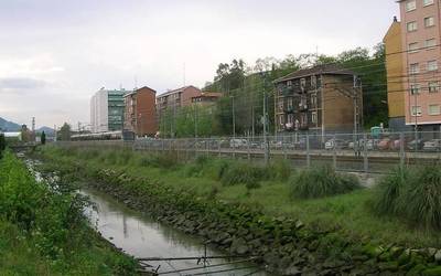 Ecologistas en Accionek berriro eman dio bandera beltza Leioari Lamiakoko paduraren proiektuagatik