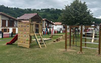 [ARGAZKIAK] Guraso batzuek Donamariako haurren parkea berritu dute auzolanean