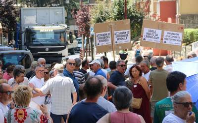 Herritarrek trafikoa moztu zuten Ermuan, exijitzeko ez dadila atzeratu saihesbidearen proiektua eta trafiko astuna murrizteko plana