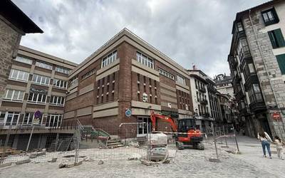Uztailaren bukaeran hasiko dituzte Elgoibarren Merkatu plaza egon zen eraikina eraisteko lanak