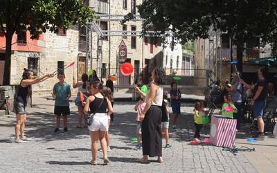 Herriko gaztetxoak zirkurako lehen pausoak ematen