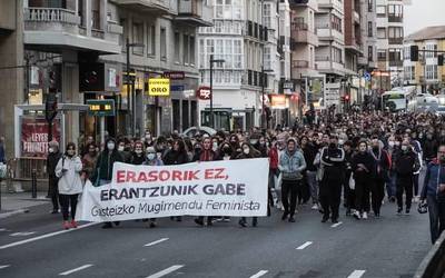 Lau gizon atxilotu ditu Poliziak Gasteizen, bikotekideei erasotzeagatik