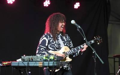 AEBetako blues-rockaren harribitxi Jackie Vensonek distira egin zuen Bergarako Espoloian