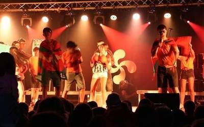 Playback, kontzertu eta erromeria, etxerako presarik gabe ospatu dute Kuadrilla Eguna Mendaron