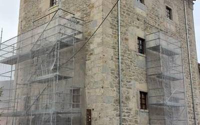 Artziniegako Dorrea berritu duen enpresa eta obra zuzendariaren kontra egingo du Udalak, teilatuaren egoera dela eta