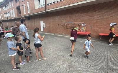 Zirkuko elementuekin apaindu dute Boluako plazatxoa, Santa Ana jaietan