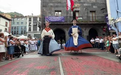 Txalo zaparradarekin eta benetan pozik hartu dituzte Soraluzeko erraldoi berriak: 'Olaondoko Anton' eta 'Mendiolako Ozeizia'