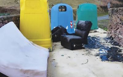 Beintza-Labaiengo Gurutzakungo zabor bilketa puntuan behar ez diren zaborrak uzten dituzte
