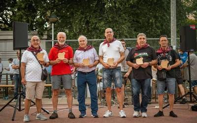 Futbol torneoko kideak eta auzoko nagusiak omenduta hasi dituzte Ugarteko Jaiak
