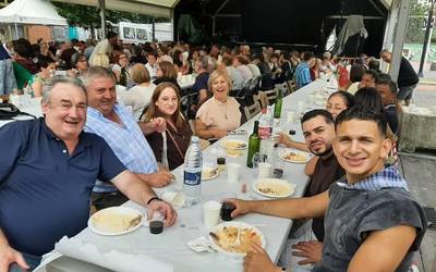 Herri bazkarian egin dute bat Ugarteko bizilagunek
