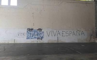 IASen eta GKSren horma irudi baten gainean "pintaketa faxistak" agertu direla salatu dute