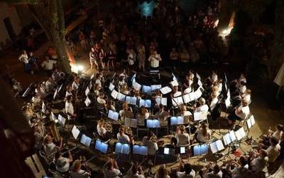 Holiday Orchestra Ad Hoc-en emanaldia izango da asteartean, Balda plazan