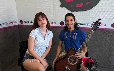 June Miau pop abeslaria: kantuak eta katuak maite dituen abeslaria