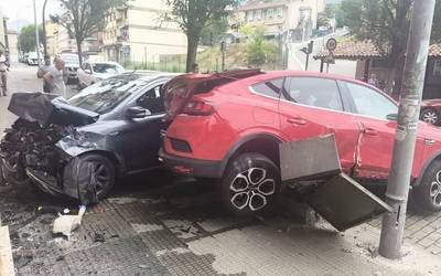 Auto batek aparkatutako beste auto baten kontra jo du Ugarten