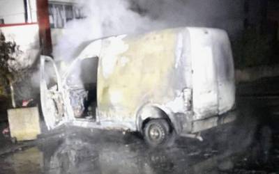 Auto batek su hartu du Artziniegako Igerilekuetako aparkalekuan